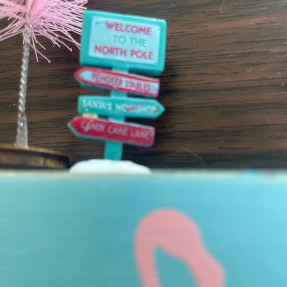 Christmas Kitch Flamingo Decor - Picture 4 of 7